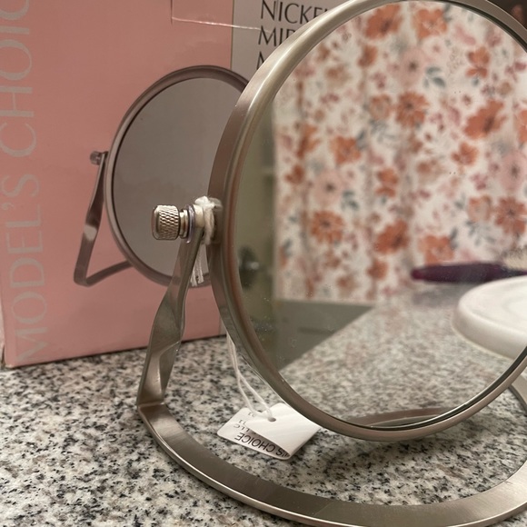 5X + 1X Double Sided Magnifying Mirror in original box - Picture 2 of 3